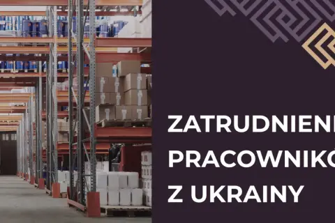 Magazyn pełen towarów, obok flaga Ukrainy i napis "Zatrudnienie pracowników z Ukrainy".