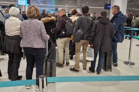Kolejka pasażerów z bagażami na lotnisku w Izraelu.