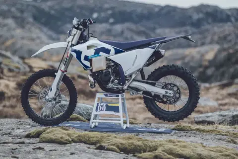 Motocykl Husqvarna 125r na kamienistym, górskim tle. Gotowy na przygodę.