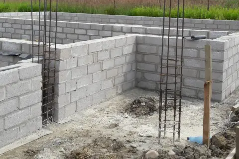 Fundamenty z bloczków betonowych z zbrojeniem, w trakcie budowy domu parterowego.