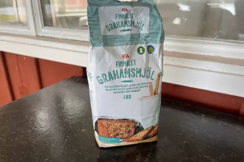 En påse ICA Finmalet Grahamssmjöl, perfekt för att baka rustikt bröd och fiberrika pannkakor.