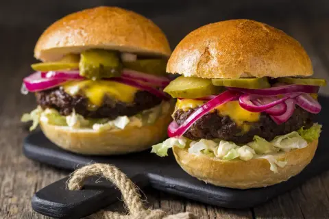 Ile piec hamburgery w piekarniku, aby były soczyste i pyszne