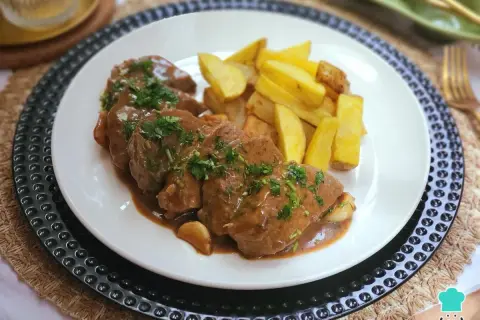 Delicioso solomillo al whisky bañado en salsa, acompañado de patatas fritas crujientes. Un plato que invita a disfrutar.