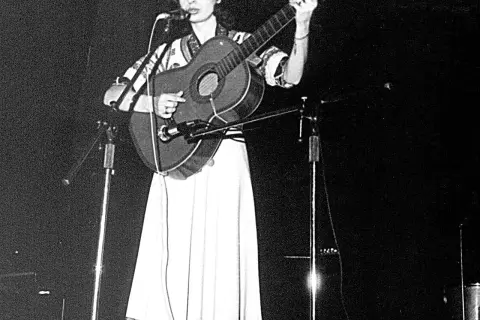 Eleni śpiewa, grając na gitarze. Jej piosenki, ułożone alfabetycznie, brzmią jak magia.