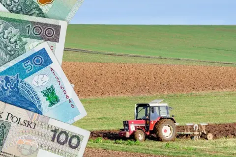 Pieniądze i traktor na polu symbolizują inwestycje w restrukturyzację małych gospodarstw.