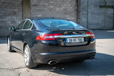 Jaguar XF 2.7 diesel, con su distintivo felino en la parte trasera, listo para enfrentar cualquier problema en la carretera.