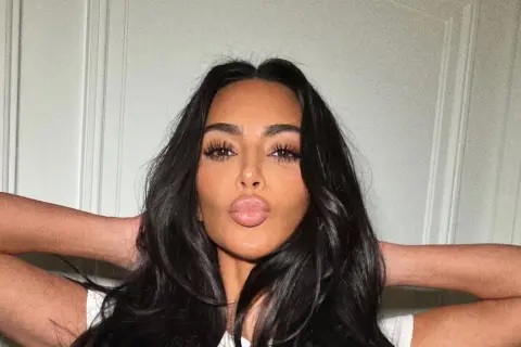 Rzęsy efekt Kim Kardashian: Jak uzyskać idealny dramatyczny look