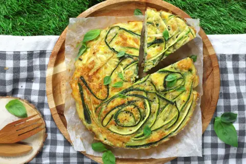 Torta salata con zucchine e basilico fresco, perfetta per le tue ricette estive.