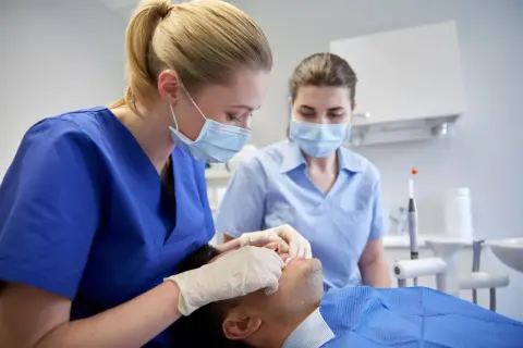Co można zrobić u dentysty na nfz? Poznaj darmowe zabiegi stomatologiczne