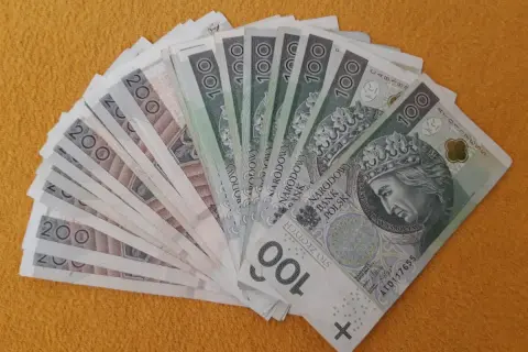 Stos banknotów 100 i 200 zł, miły gest od brata.