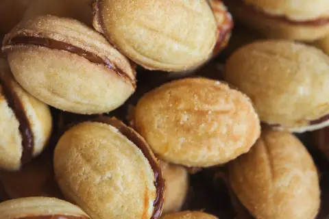 Nahaufnahme von Oreschki Keksen, gefüllt mit süßer Kondensmilch. Ein köstliches Oreschki Rezept zum Nachbacken.