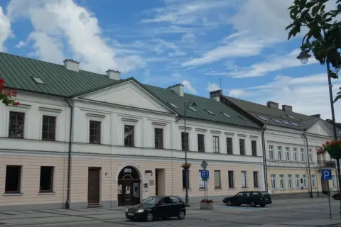 Urokliwe kamienice w centrum Suwałk, idealne na spacer i odkrywanie lokalnych atrakcji.