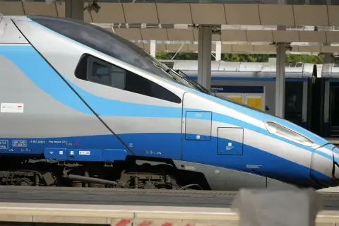 Nowoczesny pociąg Intercity z niebiesko-srebrnymi pasami. Nauczyciel z legitymacją może liczyć na zniżki.