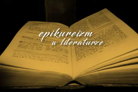 Otwarta, pożółkła księga z greckim tekstem. Na jej stronach widnieje napis "epikureizm w literaturze", sugerujący poszukiwanie odpowiedzi na pytanie, co to epikureizm.