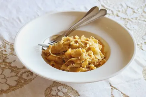 Sos boloński: Autentyczne ragù czy szybki obiad? Poznaj różnice
