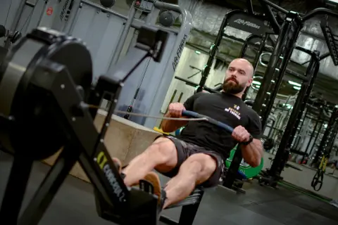 Ile cardio na redukcji? Spalaj tłuszcz, chroń mięśnie!