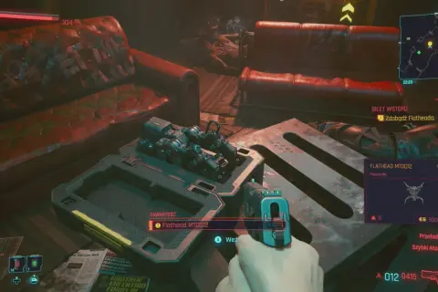 Cyberpunk bilet wstępu do zdobycia Flatheada. Na stole leży broń i futurystyczny gadżet.