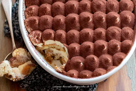 Tiramisù ricetta originale: strati cremosi e savoiardi inzuppati, cosparsi di cacao amaro. Un classico intramontabile.