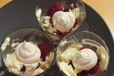 Himbeer Baiser Dessert in Gläsern: zarte Baiser-Häubchen auf frischen Himbeeren und Sahne. Ein leichter Genuss!