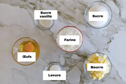 Ingrédients pour une délicieuse pâte sablée : farine, sucre, beurre, œufs, levure et sucre vanillé.