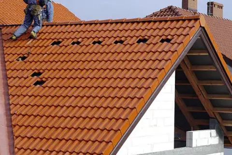 Kto wyrabia płytki dla dekarza? Sprawdź najlepszych producentów