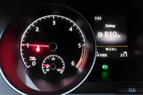 Na desce rozdzielczej widać obrotomierz, wskaźnik paliwa i zasięg 810 km. Zastanawiasz się, ile trwa wypalanie DPF podczas jazdy?