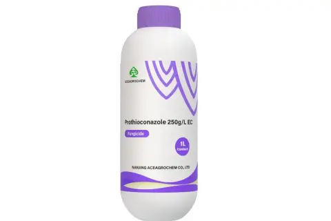 Biała butelka z fioletową nakrętką, zawierająca fungicyd Prothioconazole 250g/L EC, pojemność 1L.