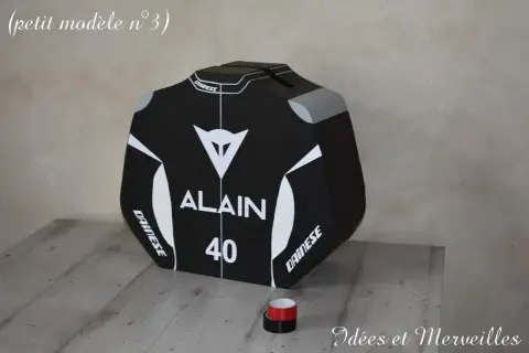 Urne moto personnalisée pour Alain, numéro 40, style Dainese. Un petit modèle créatif pour collectionner les économies.