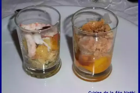 Deux verrines gourmandes : une avec des crevettes et des légumes, l'autre une verrine langouste avec une touche sucrée.
