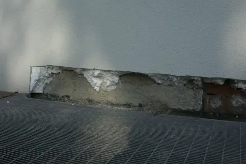 Il polistirene estruso a cosa serve? Qui si vede un isolamento danneggiato, probabilmente per proteggere le fondamenta.