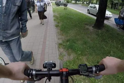 Czy można pchać motor po chodniku? Sprawdź przepisy i zasady bezpieczeństwa
