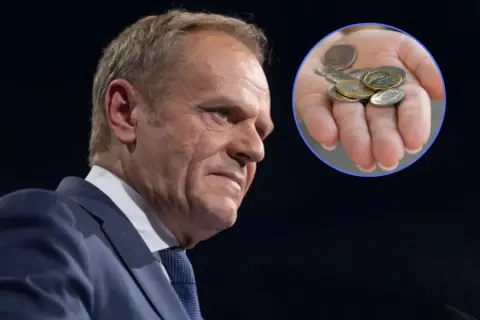 Polityk w garniturze i dłoń z monetami, sugerujące dyskusję o podatku emisyjnym.