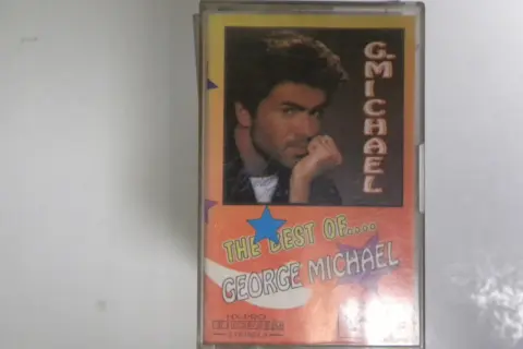 Kasetka z najlepszymi utworami George Michael. Okładka przedstawia artystę i tytuł "The Best Of... George Michael".