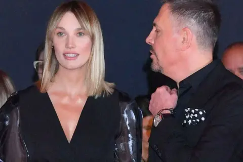 Krzysztof Ibisz z żoną, piękną blondynką, na evencie.