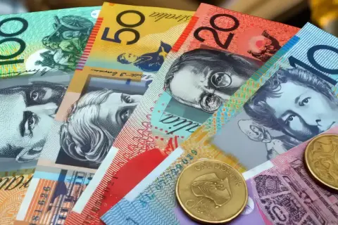 AUD to waluta Australii. Na zdjęciu widać banknoty o nominałach 10, 20, 50 i 100 dolarów australijskich oraz monety.