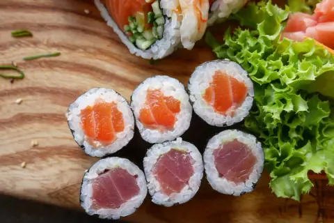 Ile sushi na 2 osoby? Sprawdź, ile zamówić, by nie żałować