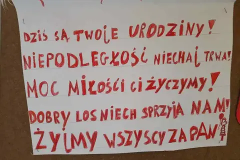 Staropolskie życzenia urodzinowe: Jak uczcić jubilata z klasą?