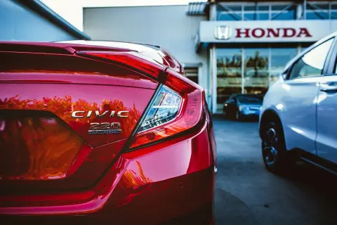 Czerwony Civic Turbo przed salonem Hondy. Marzenie o zakupie samochodu na fakturę przez osobę fizyczną staje się rzeczywistością.