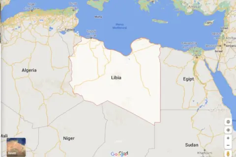 Mapa pokazuje, gdzie leży Libia, między Algierią, Egiptem i Sudanem, nad Morzem Śródziemnym.
