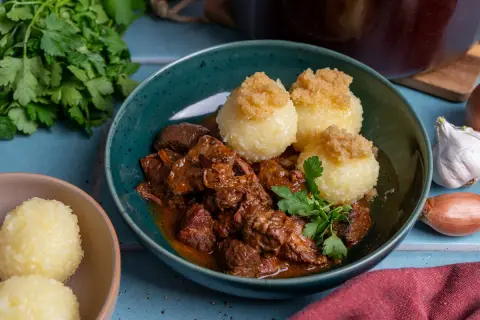 Herzhaftes Rindergulasch mit Klößen, ein Klassiker für jedes rindergulasch rezept. Frisch garniert mit Petersilie.