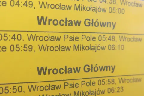 Plakatowy rozkład jazdy Wrocław Główny. Sprawdź godziny odjazdów pociągów do Wrocławia Psie Pole i Wrocławia Mikołajów.