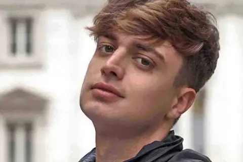 Primo piano del cantante Cioffi, con capelli castani e sguardo intenso.