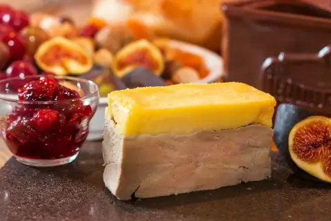 Tranche de terrine de foie, garnie de confiture de fruits rouges et de figues fraîches. Un délice pour les gourmands.