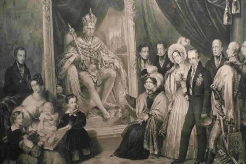 La famille impériale se réunit autour du portrait de François Ier d'Autriche, un moment de grandeur capturé.
