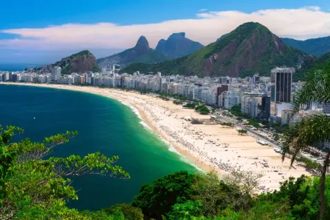 Widok na Copacabana, plażę w Rio de Janeiro, z górami w tle. Lotnisko Rio de Janeiro jest niedaleko.