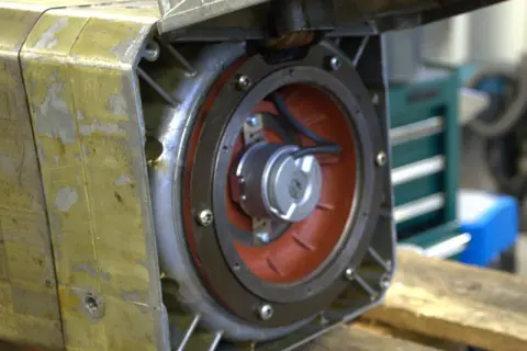 Widok wnętrza silnika z widocznym mechanizmem hamulca silnika elektrycznego.