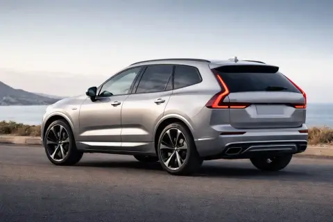 Silver Volvo XC60 laddhybrid testad längs en kustväg.