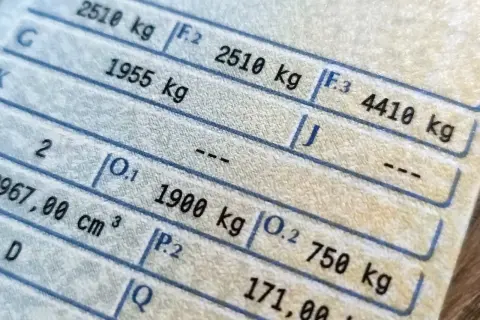 Dowód rejestracyjny: F.1 2510 kg to masa całkowita pojazdu. Inne dane to F.2, F.3, G, O.1, O.2, P.2, Q.