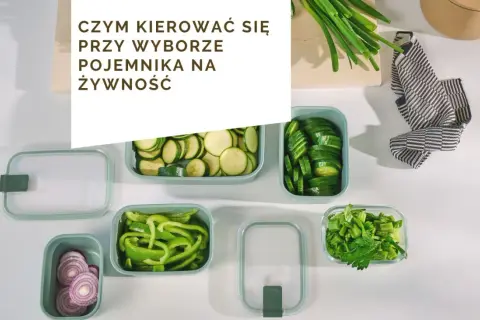 Różnorodne pojemniki na żywność wypełnione świeżymi warzywami: cukinią, ogórkiem, papryką, cebulą i ziołami.