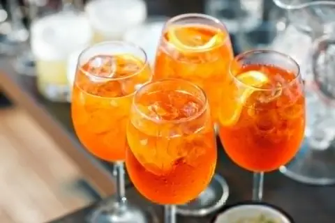 Orzeźwiające Aperol Spritz, idealne na lato. Prosty aperol przepis, by poczuć włoski klimat.